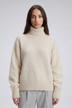 Elowyn | Soft Turtleneck Sweater